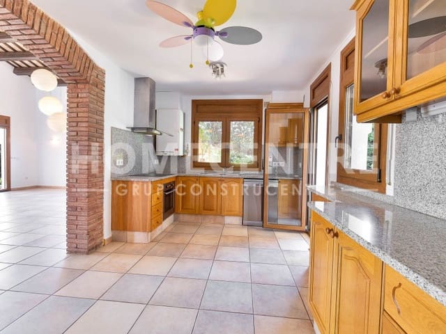 4 bedroom Villa for sale in Peralada with garage - € 795,000 (Ref: 9335311)