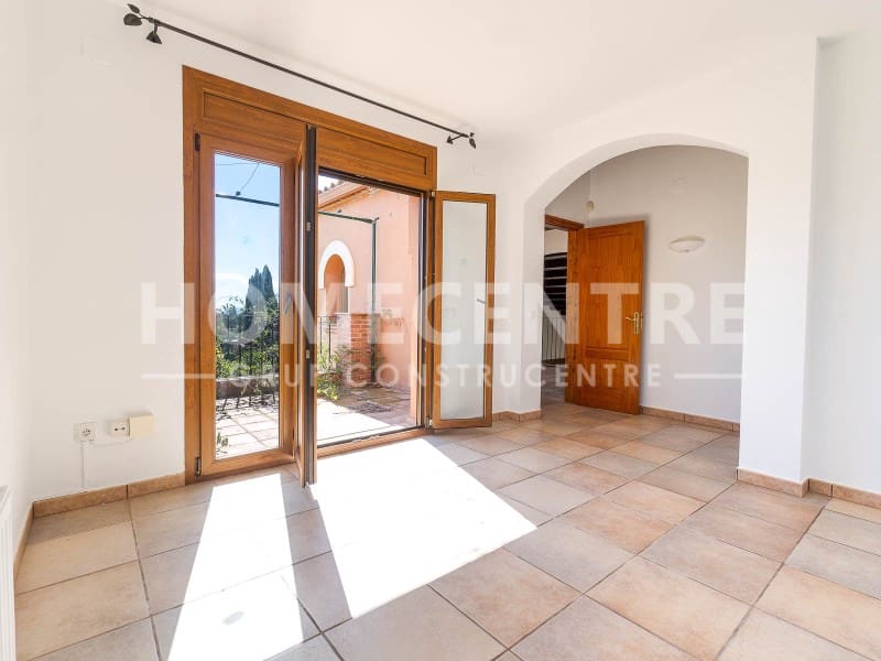 4 bedroom Villa for sale in Peralada with garage - € 795,000 (Ref: 9335311)