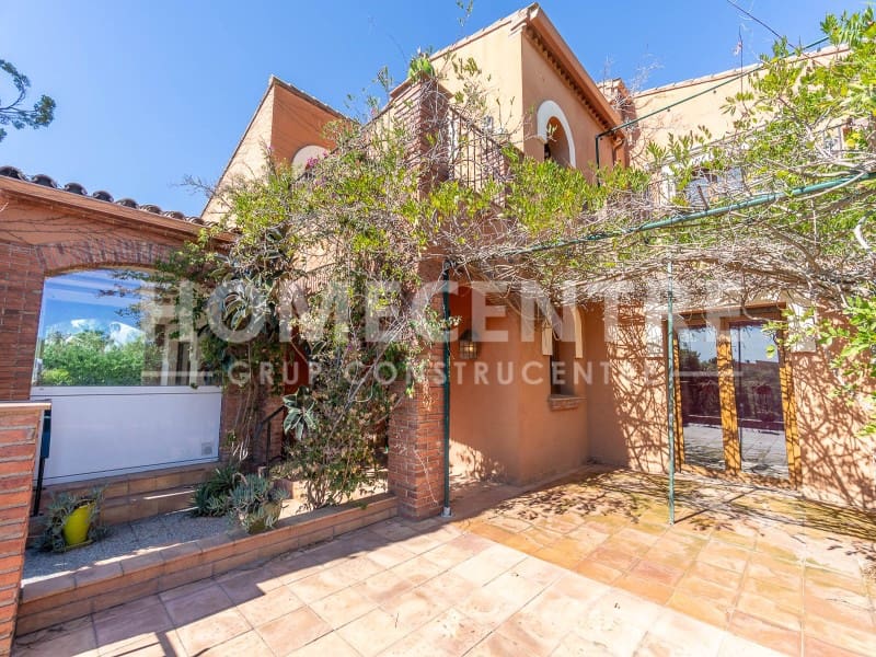 4 bedroom Villa for sale in Peralada with garage - € 795,000 (Ref: 9335311)