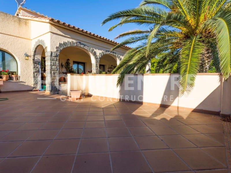 4 chambre Villa/Maison à vendre à Empuriabrava avec garage - 900 000 € (Ref: 9335314)