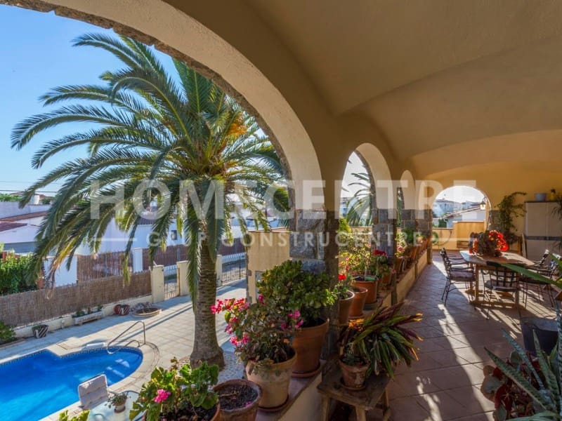 4 chambre Villa/Maison à vendre à Empuriabrava avec garage - 900 000 € (Ref: 9335314)