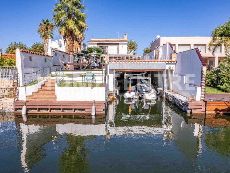 Chalet de 3 habitaciones en Empuriabrava en venta con piscina garaje - 1.950.000 € (Ref: 9335317)