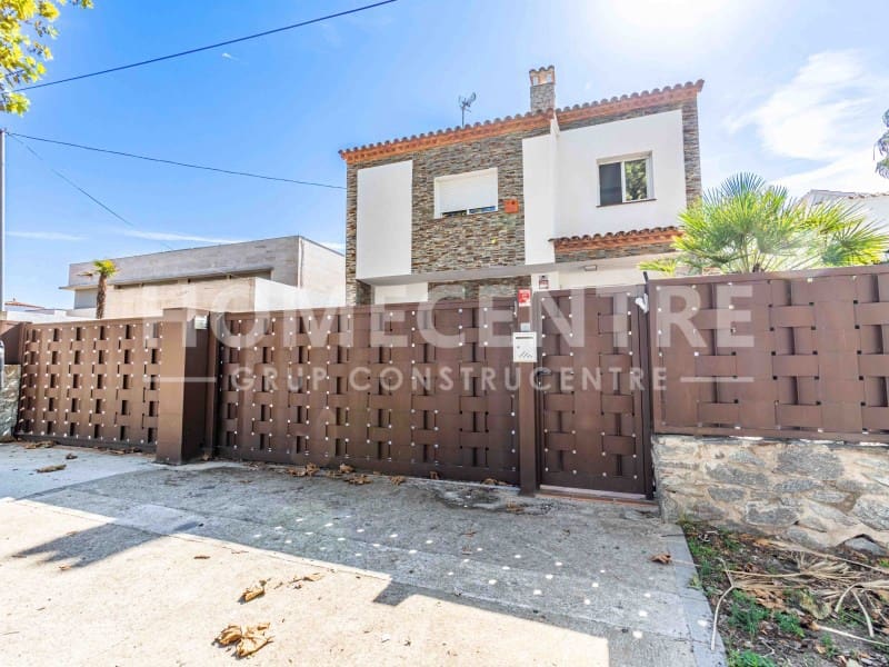 Chalet de 3 habitaciones en Empuriabrava en venta con piscina garaje - 1.950.000 € (Ref: 9335317)