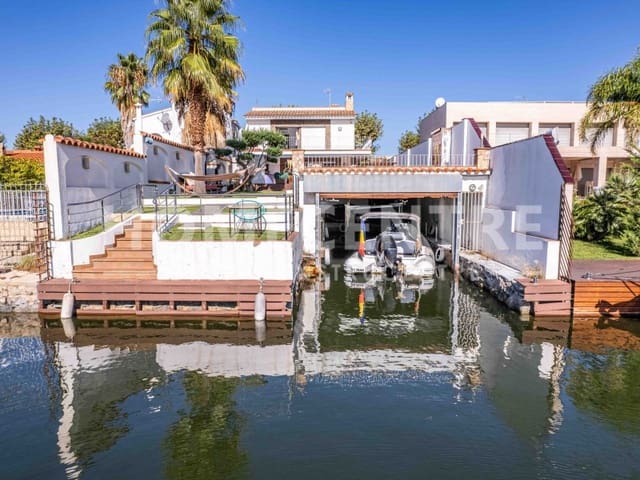 Chalet de 3 habitaciones en Empuriabrava, Castelló d'Empúries en venta con piscina garaje - 1.950.000 € (Ref: 9335317)