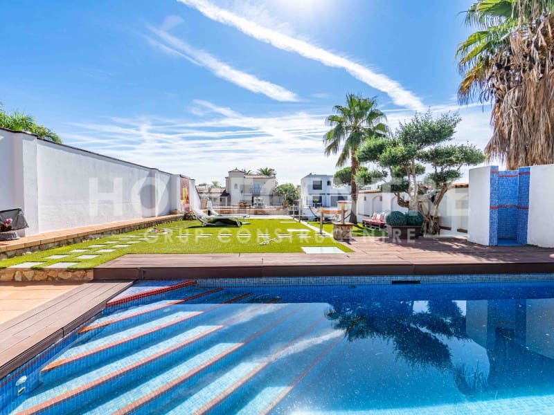 Chalet de 3 habitaciones en Empuriabrava en venta con piscina garaje - 1.950.000 € (Ref: 9335317)