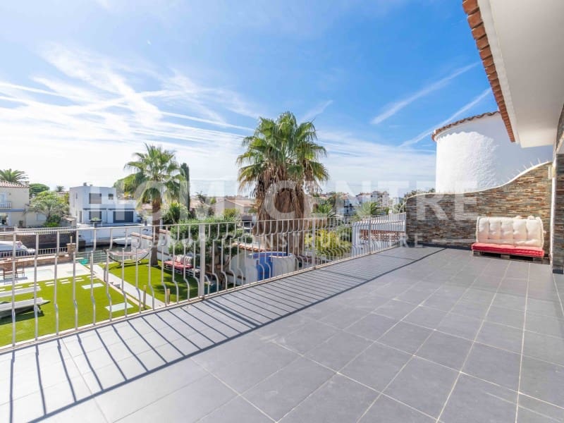 Chalet de 3 habitaciones en Empuriabrava en venta con piscina garaje - 1.950.000 € (Ref: 9335317)