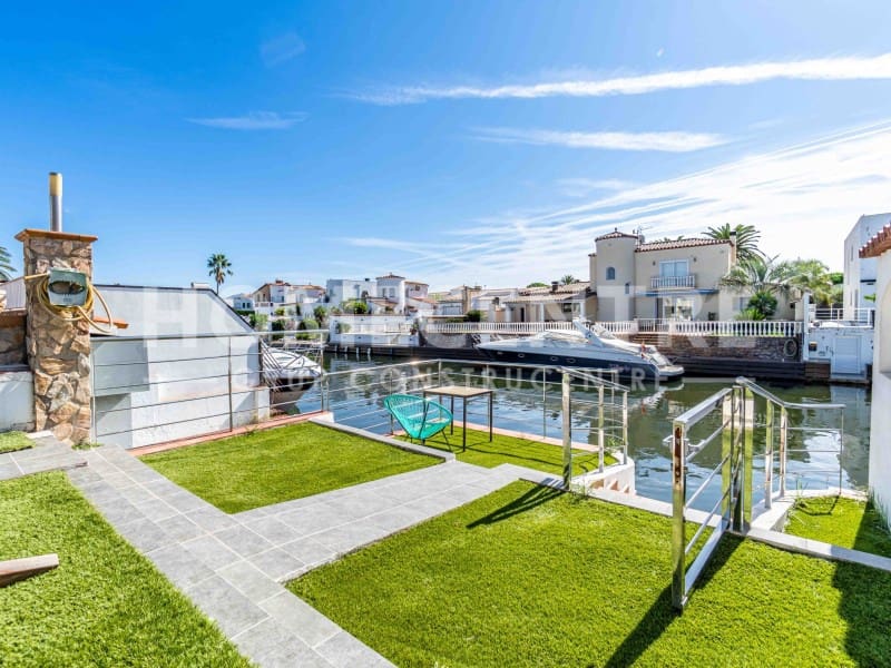 Chalet de 3 habitaciones en Empuriabrava en venta con piscina garaje - 1.950.000 € (Ref: 9335317)