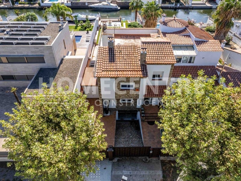Chalet de 3 habitaciones en Empuriabrava en venta con piscina garaje - 1.950.000 € (Ref: 9335317)