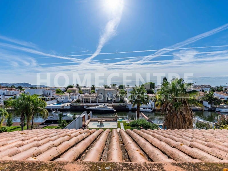 Chalet de 3 habitaciones en Empuriabrava en venta con piscina garaje - 1.950.000 € (Ref: 9335317)