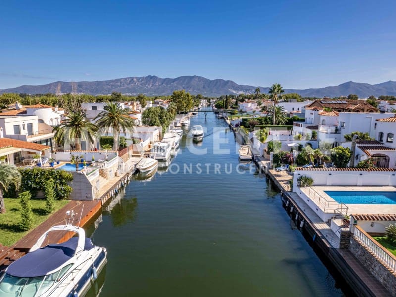 Chalet de 3 habitaciones en Empuriabrava en venta con piscina garaje - 1.950.000 € (Ref: 9335317)