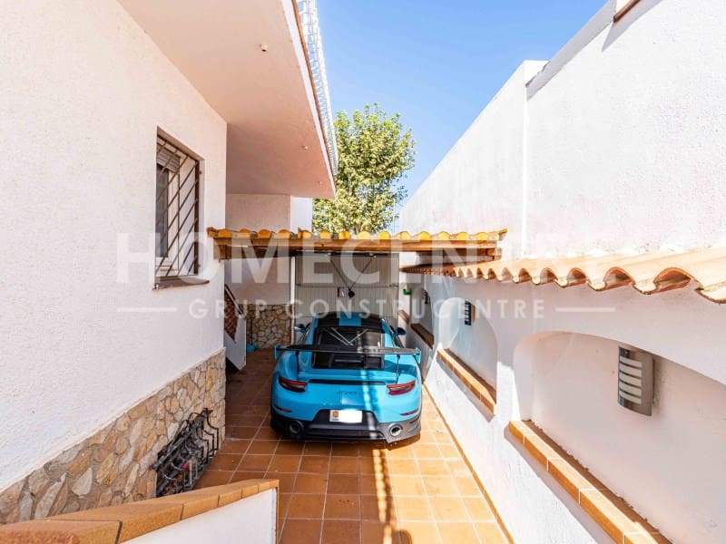 Chalet de 3 habitaciones en Empuriabrava en venta con piscina garaje - 1.950.000 € (Ref: 9335317)