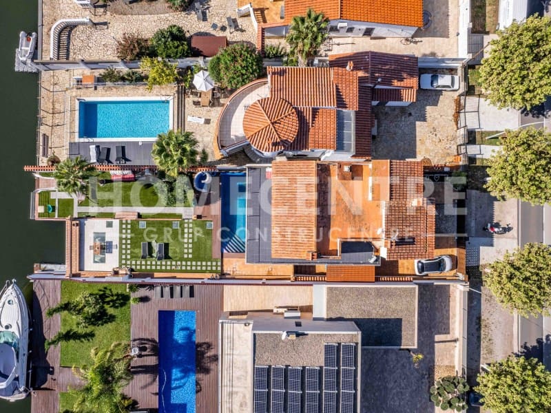Chalet de 3 habitaciones en Empuriabrava en venta con piscina garaje - 1.950.000 € (Ref: 9335317)
