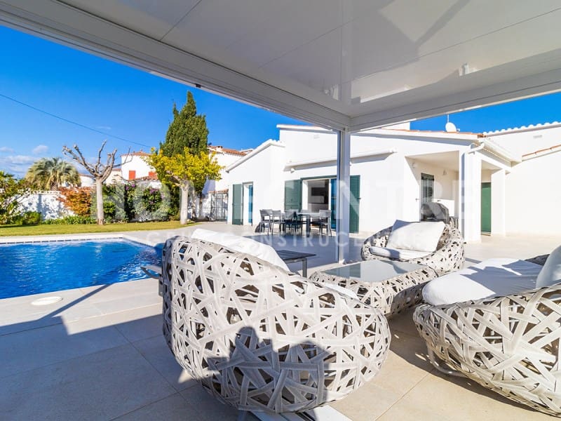 Chalet de 4 habitaciones en Empuriabrava en venta con piscina - 970.000 € (Ref: 9335318)