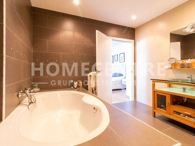 Chalet de 4 habitaciones en Empuriabrava en venta con piscina - 970.000 € (Ref: 9335318)