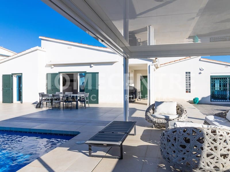 Chalet de 4 habitaciones en Empuriabrava en venta con piscina - 970.000 € (Ref: 9335318)