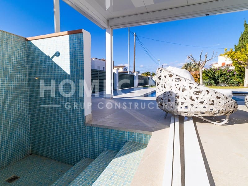 Chalet de 4 habitaciones en Empuriabrava en venta con piscina - 970.000 € (Ref: 9335318)