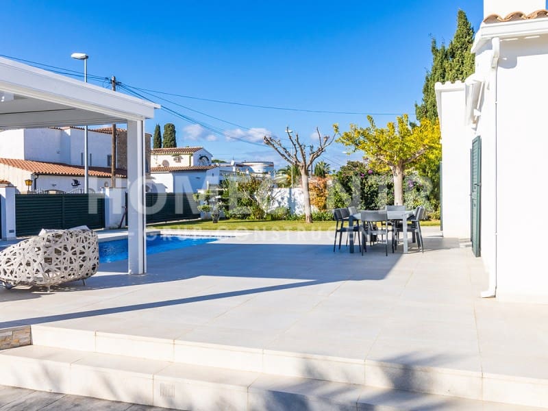 Chalet de 4 habitaciones en Empuriabrava en venta con piscina - 970.000 € (Ref: 9335318)