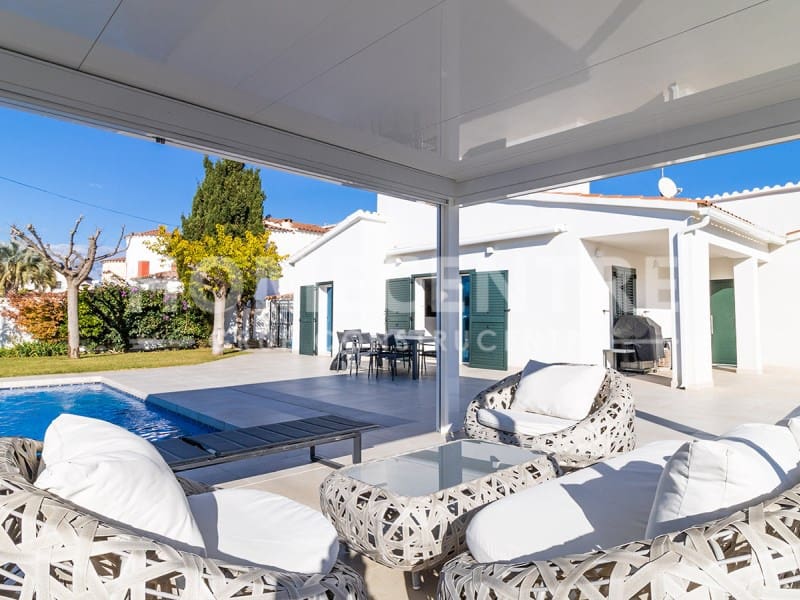 Chalet de 4 habitaciones en Empuriabrava en venta con piscina - 970.000 € (Ref: 9335318)