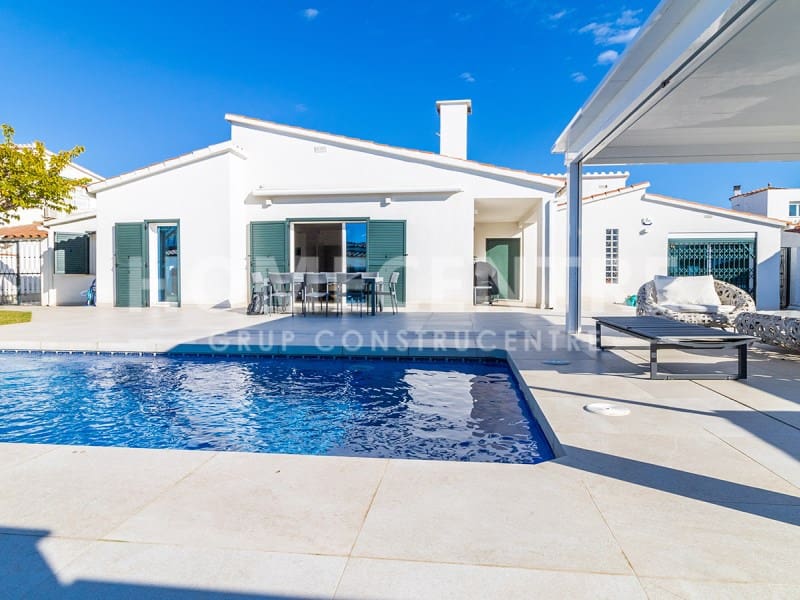 Chalet de 4 habitaciones en Empuriabrava en venta con piscina - 970.000 € (Ref: 9335318)
