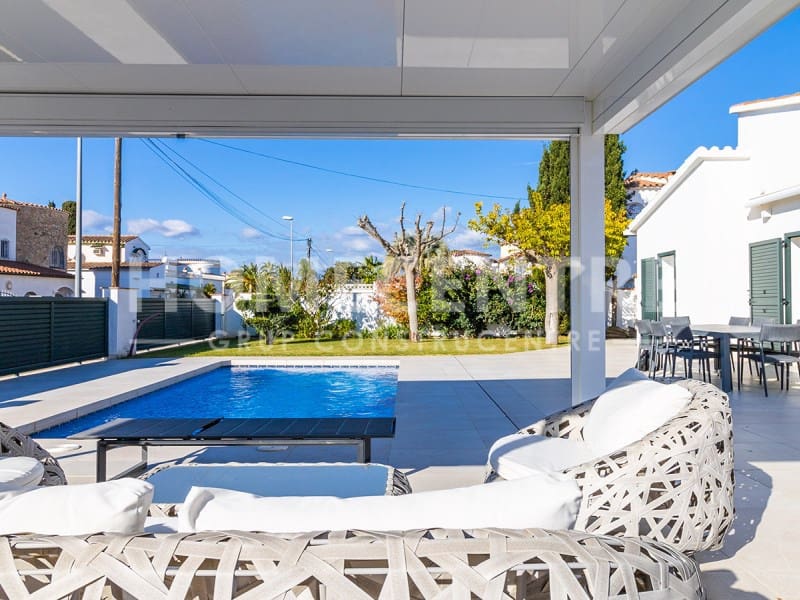 Chalet de 4 habitaciones en Empuriabrava en venta con piscina - 970.000 € (Ref: 9335318)