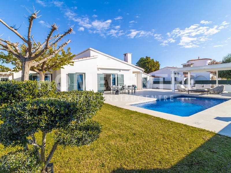 Chalet de 4 habitaciones en Empuriabrava en venta con piscina - 970.000 € (Ref: 9335318)