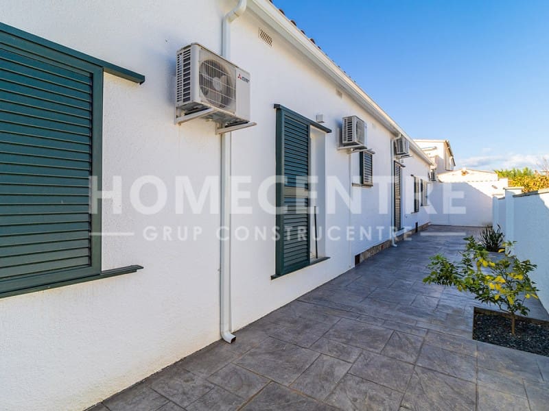 Chalet de 4 habitaciones en Empuriabrava en venta con piscina - 970.000 € (Ref: 9335318)