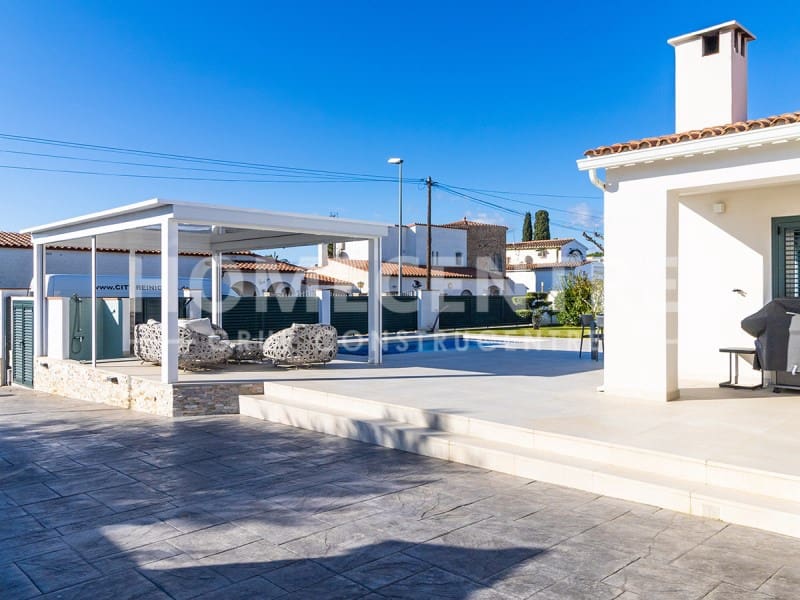 Chalet de 4 habitaciones en Empuriabrava en venta con piscina - 970.000 € (Ref: 9335318)