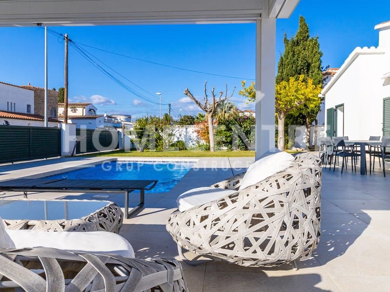 Chalet de 4 habitaciones en Empuriabrava en venta con piscina - 970.000 € (Ref: 9335318)