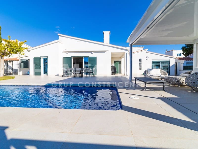 Chalet de 4 habitaciones en Empuriabrava en venta con piscina - 970.000 € (Ref: 9335318)
