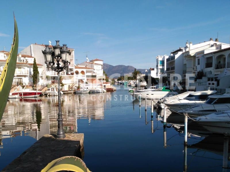 Chalet de 4 habitaciones en Empuriabrava en venta con piscina - 970.000 € (Ref: 9335318)