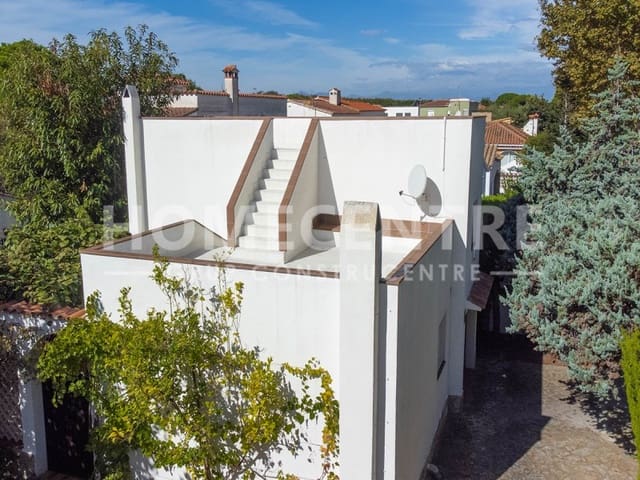 3 bedroom Townhouse for sale in Empuriabrava, Castelló d'Empúries with garage - € 420,000 (Ref: 9335325)