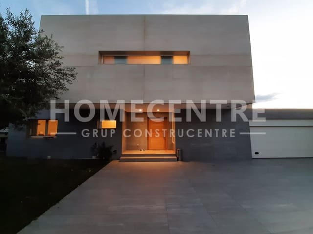 5 bedroom Villa for sale in Empuriabrava, Castelló d'Empúries with garage - € 1,040,000 (Ref: 9335326)
