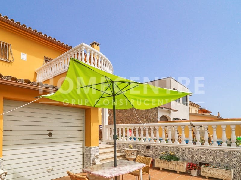 4 soveværelse Villa til salg i Empuriabrava med swimmingpool garage - € 519.000 (Ref: 9335327)