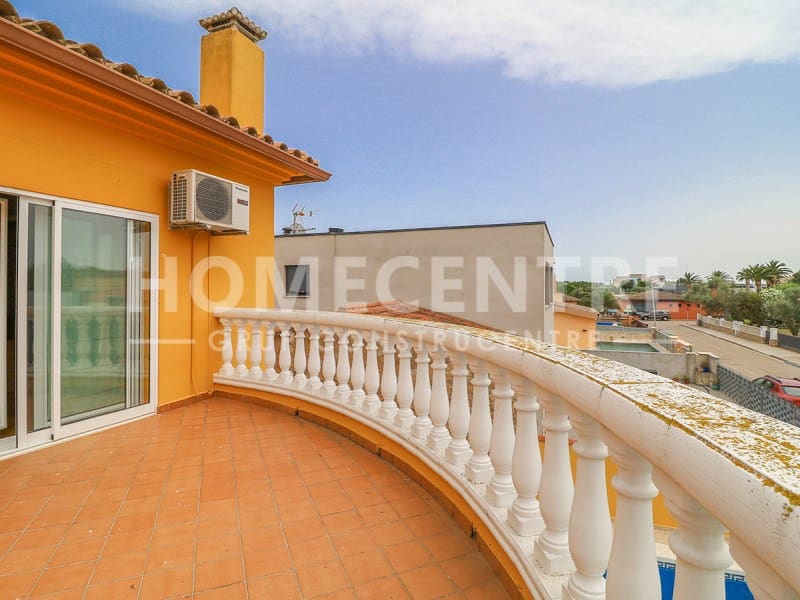 4 soveværelse Villa til salg i Empuriabrava med swimmingpool garage - € 519.000 (Ref: 9335327)