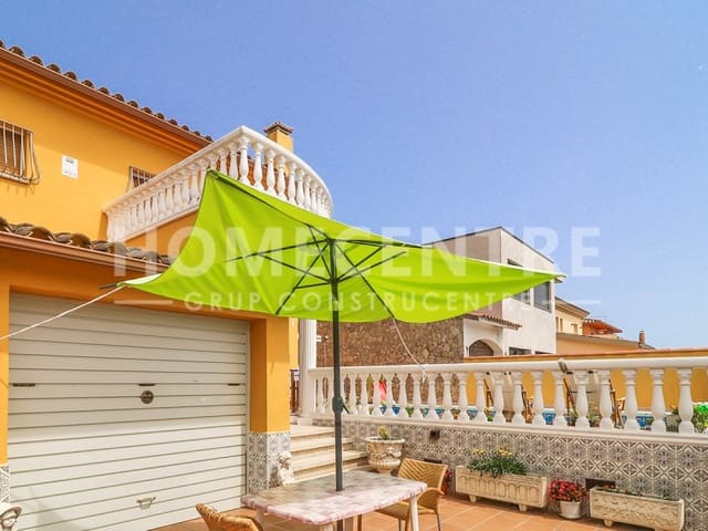 4 soveværelse Villa til salg i Empuriabrava, Castelló d'Empúries med swimmingpool garage - € 519.000 (Ref: 9335327)