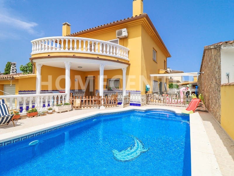 4 soveværelse Villa til salg i Empuriabrava med swimmingpool garage - € 519.000 (Ref: 9335327)