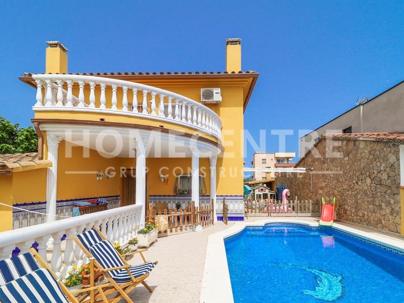 4 soveværelse Villa til salg i Empuriabrava med swimmingpool garage - € 519.000 (Ref: 9335327)