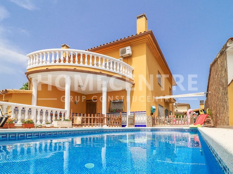 4 soveværelse Villa til salg i Empuriabrava med swimmingpool garage - € 519.000 (Ref: 9335327)