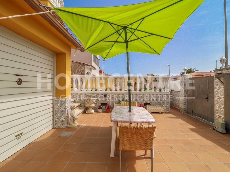 4 soveværelse Villa til salg i Empuriabrava med swimmingpool garage - € 519.000 (Ref: 9335327)