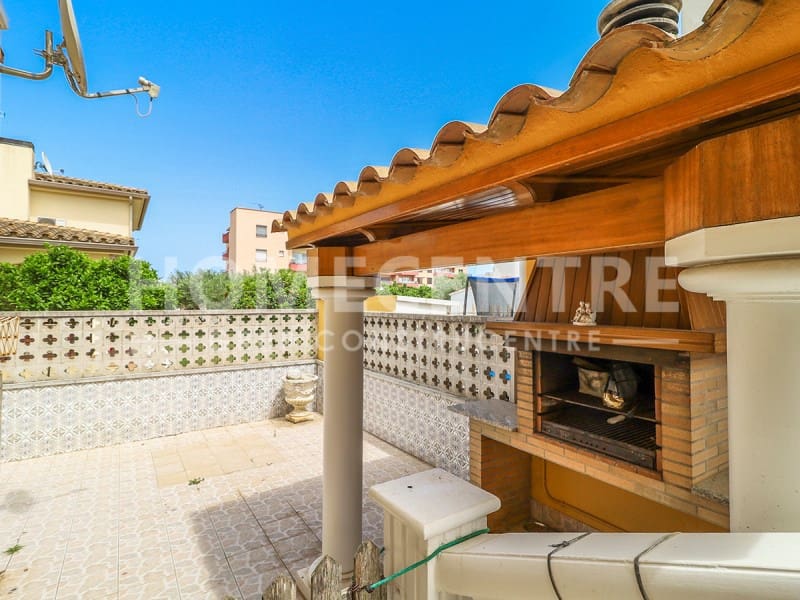 4 soveværelse Villa til salg i Empuriabrava med swimmingpool garage - € 519.000 (Ref: 9335327)