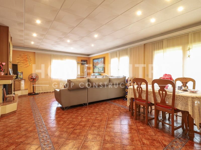 4 soveværelse Villa til salg i Empuriabrava med swimmingpool garage - € 519.000 (Ref: 9335327)