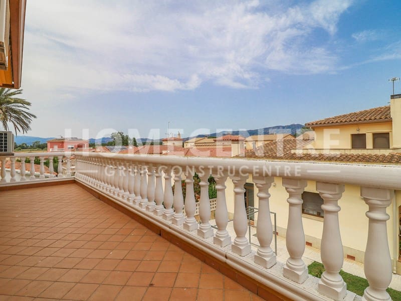 4 soveværelse Villa til salg i Empuriabrava med swimmingpool garage - € 519.000 (Ref: 9335327)