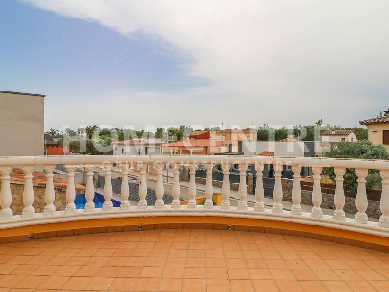 4 soveværelse Villa til salg i Empuriabrava med swimmingpool garage - € 519.000 (Ref: 9335327)