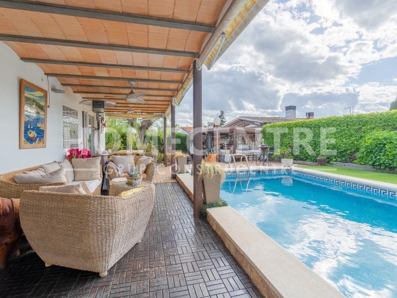 5 bedroom Villa for sale in Empuriabrava with garage - € 890,000 (Ref: 9335328)