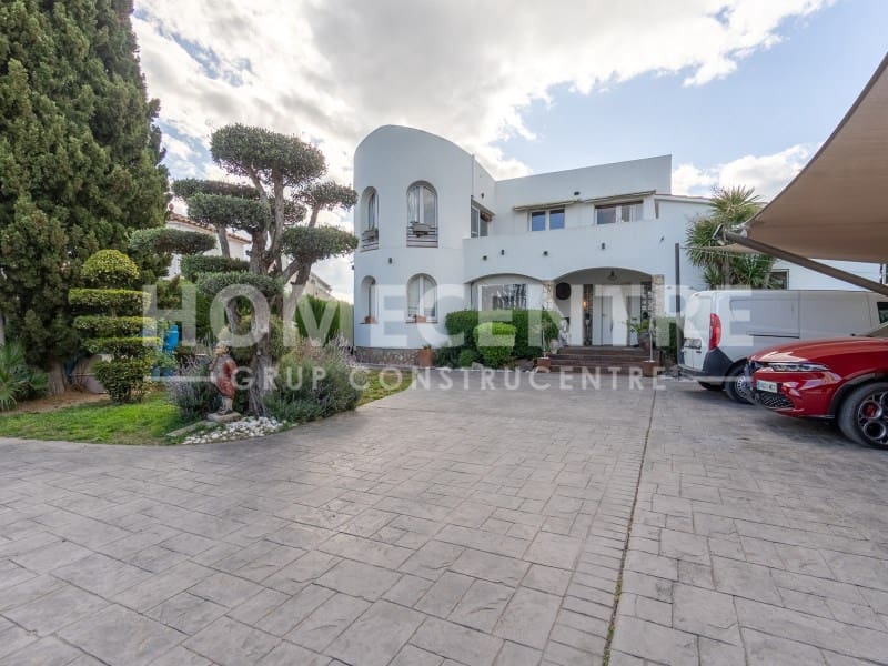 5 bedroom Villa for sale in Empuriabrava with garage - € 890,000 (Ref: 9335328)