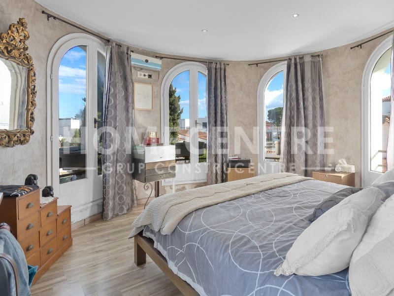 5 bedroom Villa for sale in Empuriabrava with garage - € 890,000 (Ref: 9335328)