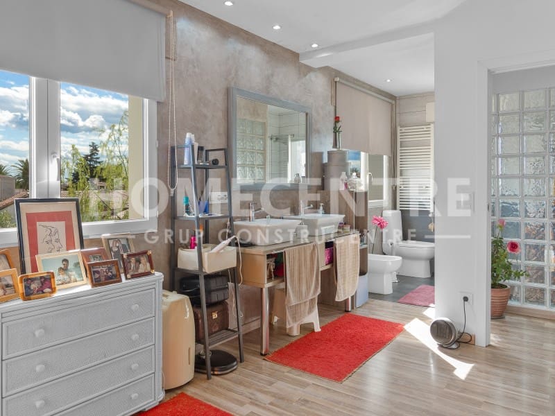 5 bedroom Villa for sale in Empuriabrava with garage - € 890,000 (Ref: 9335328)