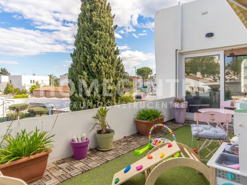 5 bedroom Villa for sale in Empuriabrava with garage - € 890,000 (Ref: 9335328)