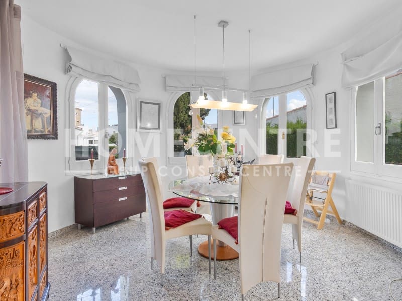 5 bedroom Villa for sale in Empuriabrava with garage - € 890,000 (Ref: 9335328)