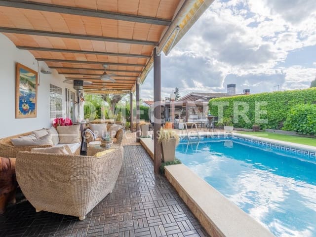5 bedroom Villa for sale in Empuriabrava, Castelló d'Empúries with garage - € 890,000 (Ref: 9335328)